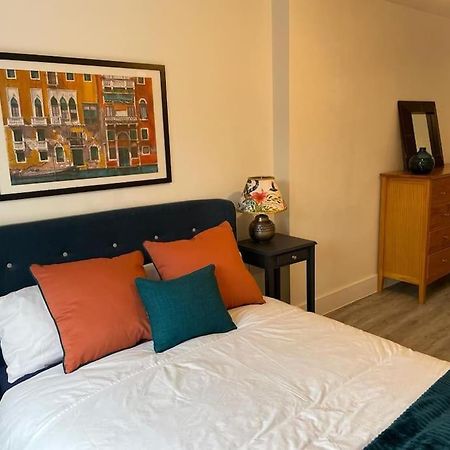 Stunning And Spacious 2Bed Flat In Central Woking Esterno foto