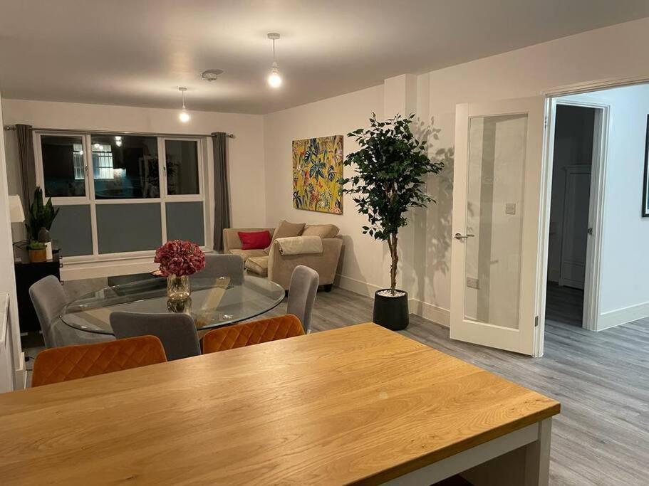 Stunning And Spacious 2Bed Flat In Central Woking Esterno foto