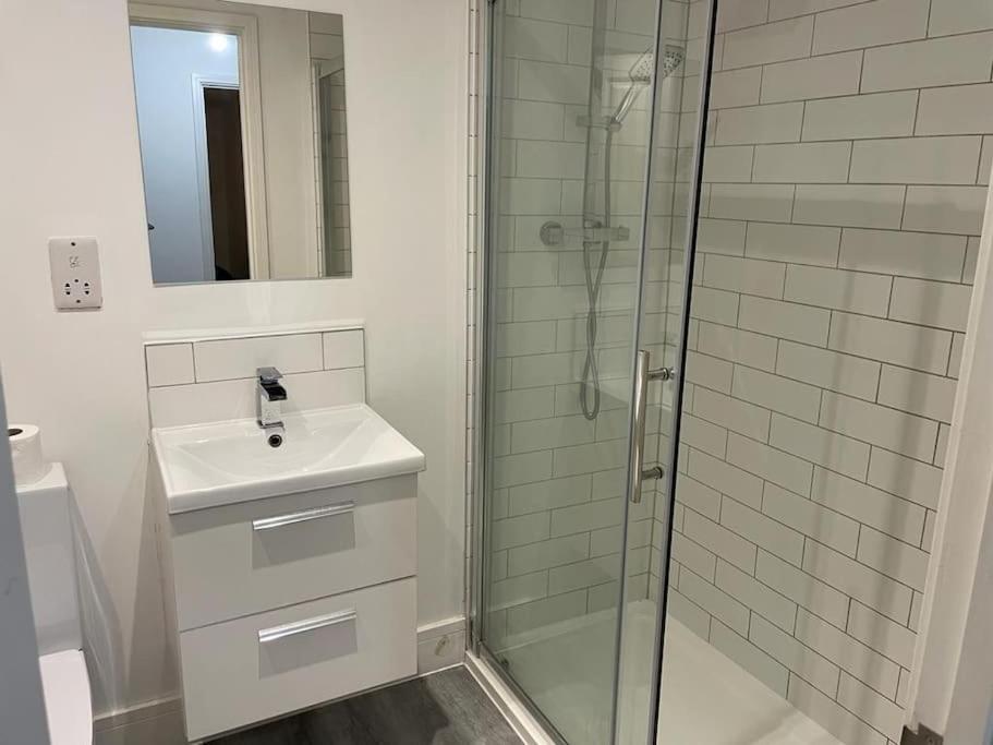 Stunning And Spacious 2Bed Flat In Central Woking Esterno foto