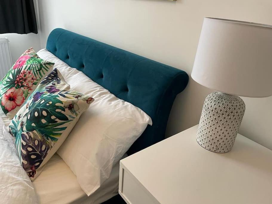 Stunning And Spacious 2Bed Flat In Central Woking Esterno foto