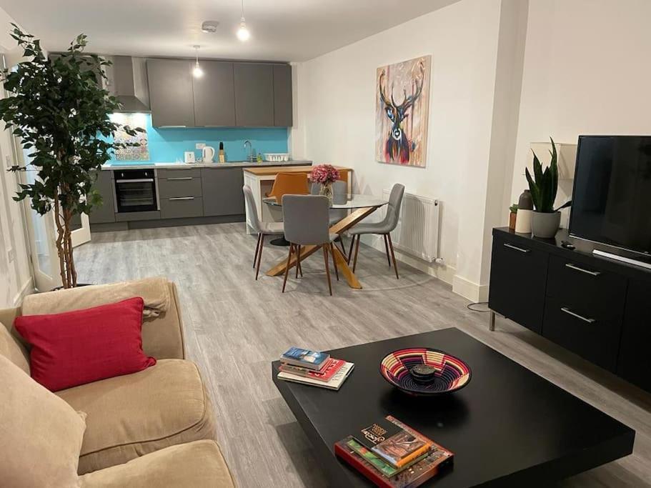 Stunning And Spacious 2Bed Flat In Central Woking Esterno foto