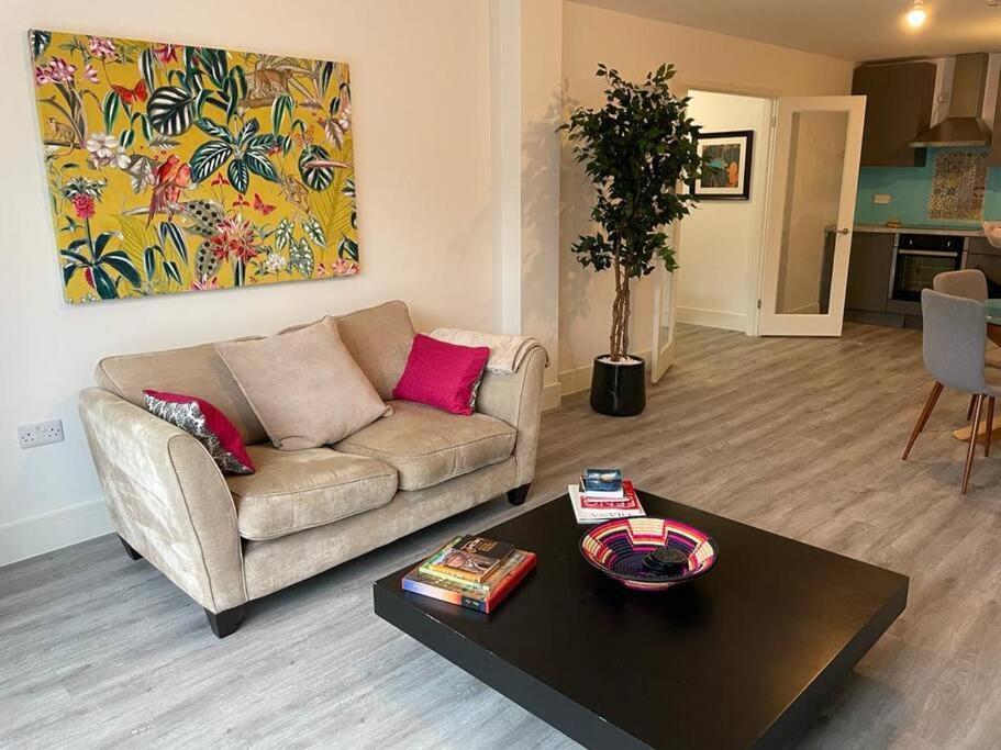 Stunning And Spacious 2Bed Flat In Central Woking Esterno foto