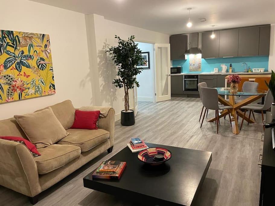 Stunning And Spacious 2Bed Flat In Central Woking Esterno foto