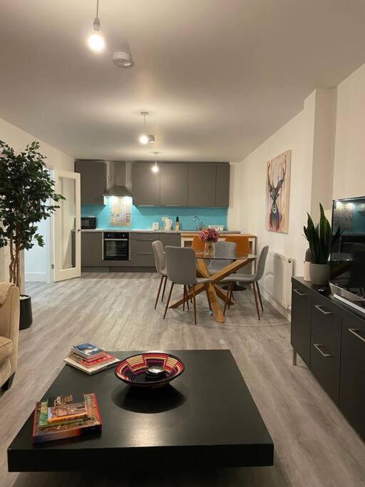 Stunning And Spacious 2Bed Flat In Central Woking Esterno foto
