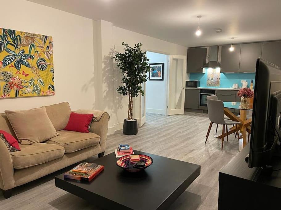 Stunning And Spacious 2Bed Flat In Central Woking Esterno foto